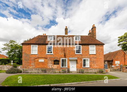 Vorderansicht des berühmten Jane Austen's House Museum im Dorf Chawton, Hampshire, Südengland, Großbritannien, einer führenden Touristenattraktion Stockfoto