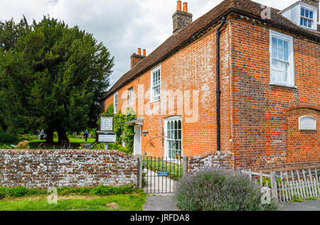 Schild am Eingang zu Jane Austen's House Museum und Garten im Dorf Chawton, Hampshire, Südengland, Großbritannien Stockfoto