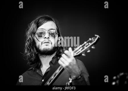 Vater John MISTY durchführen Bei einem Musikfestival in British Columbia Kanada in Schwarz und Weiß. Stockfoto