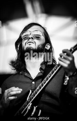 Vater John MISTY durchführen Bei einem Musikfestival in British Columbia Kanada in Schwarz und Weiß. Stockfoto