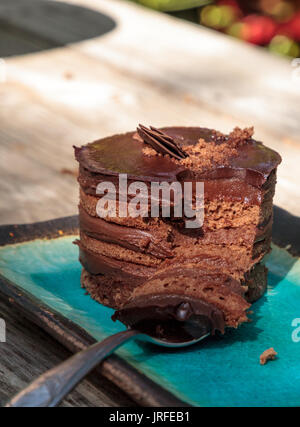 Cremig Mousse au Chocolat geschichteten Kuchen mit reichen fudge Vereisung Stockfoto