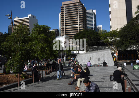 Brisbane, Australien: Büro Arbeitnehmer genießen Sie das Mittagessen in der Sonne am King George Square vor der City Hall. Stockfoto