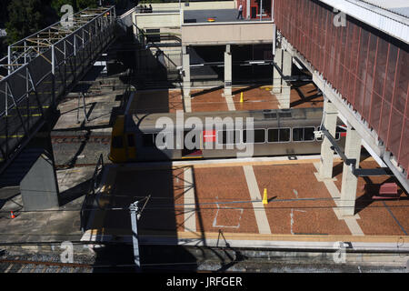 Brisbane, Australien: Ansicht von Plattformen an der Central Station mit elektrischen Zug warten auf Fahrgäste. Stockfoto