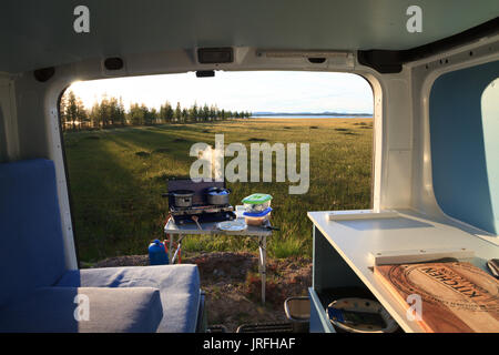 Ansicht von Innen und Außen kochen Während freies Camping in einem Wohnmobil Stockfoto