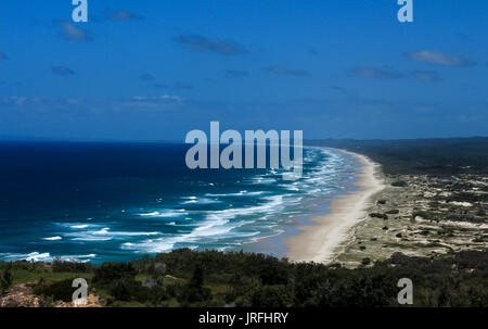 Ozean Wellen auf den Sandstrand von Moreton Island, Queensland, Australien Stockfoto