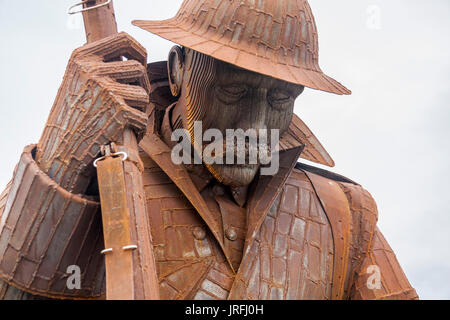 Nahaufnahme von der Denkmal-Skulptur des Künstlers Ray Lonsdale eines Krieges müden Soldaten von WW1 namens Tommy bei Seaham,Co.Durham Stockfoto