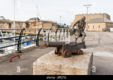 Die Steuermann Statue von South Hetton Künstler, Ray Lonsdale, geformt und befindet sich in der Marina in Seaham, im Nordosten Englands Stockfoto