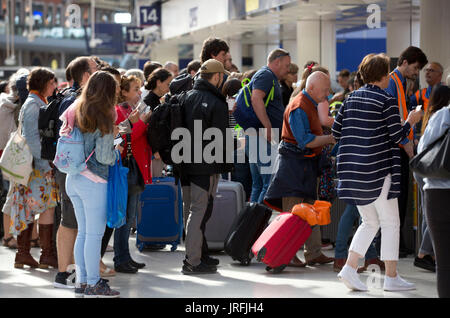 Die Passagiere betreten durch Tore ihre Züge, als Engineering- Arbeiten in London Waterloo Bahnhof beginnt, mit Dienstleistungen von und zum Bahnhof erheblich gestört bis zum 28. August. Stockfoto