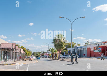 GROOTFONTEIN, NAMIBIA - 20. JUNI 2017: eine Straße Szene mit Unternehmen und Fahrzeuge in Grootfontein in der Kavango Region von Namibia Stockfoto