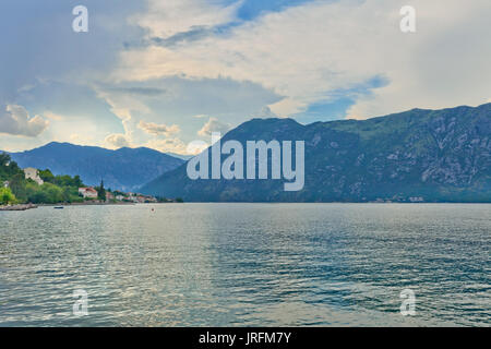 Das Meer und die Berge in düsteren Wetter. Montenegro Stockfoto