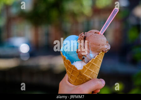 3 Arten von Eis in der kaukasischen Hand auf dem Hintergrund des unscharfen Stadt Stockfoto