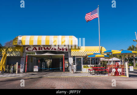 Classic Americana... eine traditionelle 1950er Auto waschen mit amerikanischer Flagge eine Autobahn entlang in Florida Stockfoto