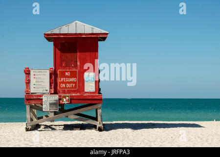 Leuchtend rote Rettungsschwimmer stehen am weißen Sandstrand von Clearwater, Florida, USA Stockfoto