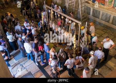 Eine Masse von büßer versammelt sich um den Stein des Annointing in der Kirche des Heiligen Grabes in der Altstadt von Jerusalem Stockfoto