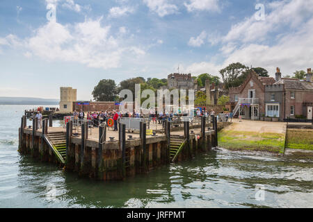 Die Quay, wo Fähren von Sandbänken und Poole ihre Passagiere auf Brownsea Island Land in den Hafen von Poole, Dorset, England, Großbritannien Stockfoto