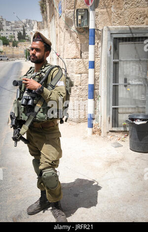 Israelischer Soldat bewacht ein ehemaliger bustiling Hebron market Street jetzt für die Palästinenser aufgrund einer landnahme von 850 israelische Siedler geschlossen in der Nähe Stockfoto