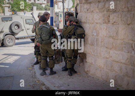 Eine israelische Militärpatrouille Pausen während einer Observation in Hebron, West Bank, besetzten Gebieten Palästinas Stockfoto