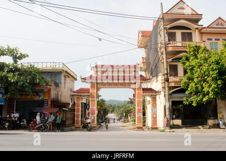 HAI DUONG, VIETNAM, Juli 30: Tor in vietnamesischen Dorf am Juli 30, 2014 in Hai Duong, Vietnam. Dies ist besondere Merkmale der ländlichen Vietna Stockfoto