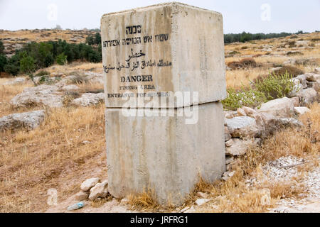 Israelische Armee Praxis Schießplatz für die Prüfung Waffen mit einer Reihe von palästinensischen Dörfern in der Nähe der South Hebron Hills von der West Bank Stockfoto