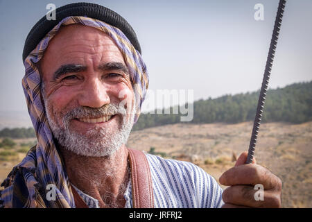 Porträt eines palästinensischen Bauern in traditioneller Kleidung, die versuchen, in seine Heimat nach, die von israelischen Siedlern in Hebron Hills gefahren werden zurückkehren Stockfoto