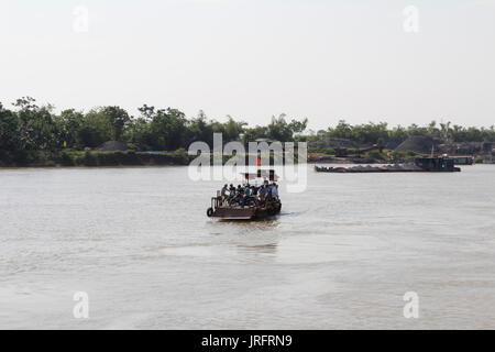 HAI DUONG, VIETNAM, Juli 30: Fähre über den Fluß am Juli 30, 2014 in Hai Duong, Vietnam. Stockfoto