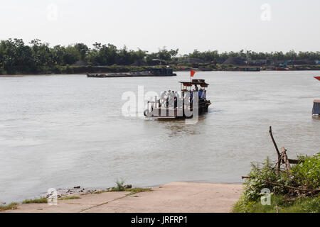 HAI DUONG, VIETNAM, Juli 30: Fähre über den Fluß am Juli 30, 2014 in Hai Duong, Vietnam. Stockfoto