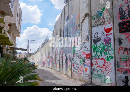 Die grafitti gefüllt Wand Palästina von Israel trennt, wie es die Stadt Betlehem in den Besetzten Gebieten der West Bank teilt Stockfoto