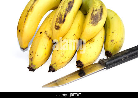 Reife Banane und Messer auf weißem Hintergrund Stockfoto