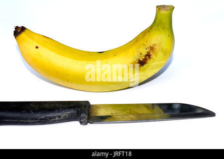 Reife Banane und Messer auf weißem Hintergrund Stockfoto