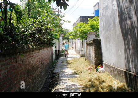 HAI DUONG, VIETNAM, AUGUST, 20.: junge Radfahren auf der Straße am August 20, 2014 in Hai Duong, Vietnam. Stockfoto