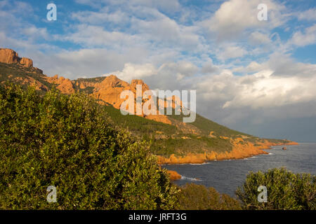 Landschaft der Esterel Region an der Französischen Riviera mit hellen orange outcroppings und dem blauen Mittelmeer Stockfoto