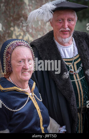 Ein Paar, das in aufwendigen Renaissance Kostüme gekleidet sind Teil des königlichen Hofes für eine Renaissance Festival in Südfrankreich Stockfoto