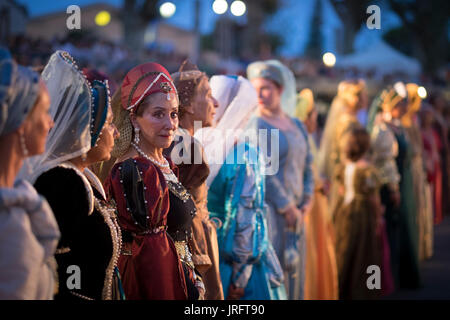 Damen des Hofes gekleidet in traditionellen Kostümen in einem Renaissance Fair im Süden Frankreichs Stockfoto