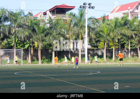 HAI DUONG, VIETNAM, Juli, 30: Jungen Fußball spielen auf dem Hof am Juli 30, 2014 in Hai Duong, Vietnam. Stockfoto