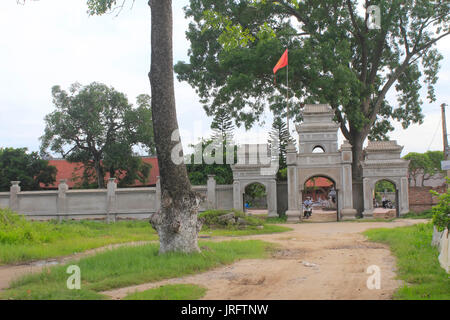 HAI DUONG, VIETNAM, Juli 30: Tor in vietnamesischen Dorf am Juli 30, 2014 in Hai Duong, Vietnam. Dies ist besondere Merkmale der ländlichen Vietna Stockfoto