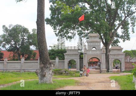 HAI DUONG, VIETNAM, Juli 30: Tor in vietnamesischen Dorf am Juli 30, 2014 in Hai Duong, Vietnam. Dies ist besondere Merkmale der ländlichen Vietna Stockfoto