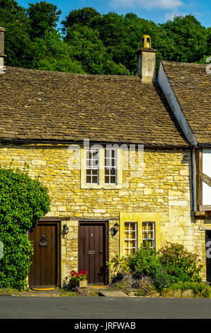 stilvolle Eintritt in ein Wohnhaus, eine interessante Fassade der alten Steinmauer, alte Holztür, typische alte englische Gebäude, Architektur Stockfoto