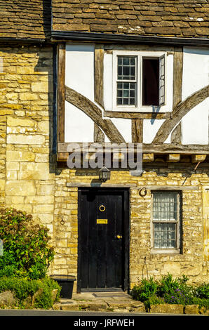 stilvolle Eintritt in ein Wohnhaus, eine interessante Fassade der alten Steinmauer, alte Holztür, typische alte englische Gebäude, Architektur Stockfoto