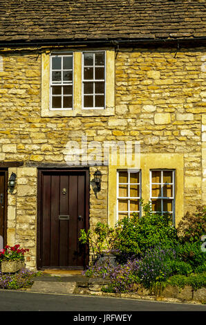 stilvolle Eintritt in ein Wohnhaus, eine interessante Fassade der alten Steinmauer, alte Holztür, typische alte englische Gebäude, Architektur Stockfoto