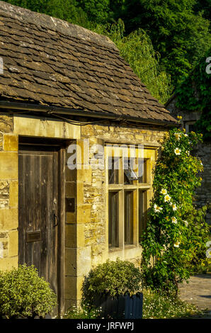 stilvolle Eintritt in ein Wohnhaus, eine interessante Fassade der alten Steinmauer, alte Holztür, typische alte englische Gebäude, Architektur Stockfoto