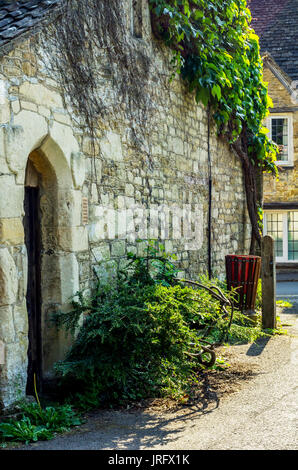 stilvolle Eintritt in ein Wohnhaus, eine interessante Fassade der alten Steinmauer, alte Holztür, typische alte englische Gebäude, Architektur Stockfoto
