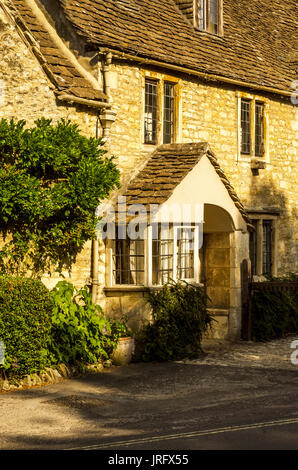 stilvolle Eintritt in ein Wohnhaus, eine interessante Fassade der alten Steinmauer, alte Holztür, typische alte englische Gebäude, Architektur Stockfoto