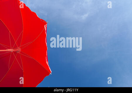 Rot Sonnenschirm an einem sonnigen Tag Stockfoto
