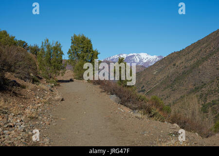 Bergige Landschaft von Parque Yerba Loca in einem Urstromtal in der Nähe von Santiago, Hauptstadt von Chile. Stockfoto