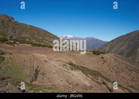 Bergige Landschaft von Parque Yerba Loca in einem Urstromtal in der Nähe von Santiago, Hauptstadt von Chile. Stockfoto