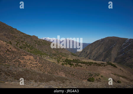 Bergige Landschaft von Parque Yerba Loca in einem Urstromtal in der Nähe von Santiago, Hauptstadt von Chile. Stockfoto