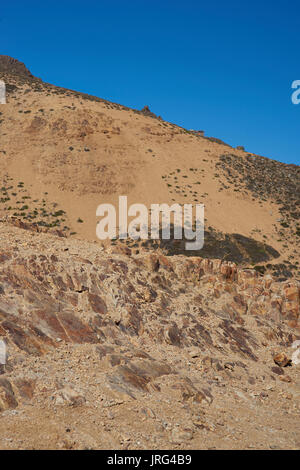 Bergige Landschaft von Parque Yerba Loca in einem Urstromtal in der Nähe von Santiago, Hauptstadt von Chile. Stockfoto