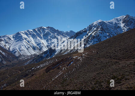 Bergige Landschaft von Parque Yerba Loca in einem Urstromtal in der Nähe von Santiago, Hauptstadt von Chile. Stockfoto