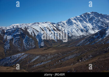 Bergige Landschaft von Parque Yerba Loca in einem Urstromtal in der Nähe von Santiago, Hauptstadt von Chile. Stockfoto