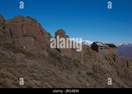 Verfallene Hütte, Refugio Alemana, in der bergigen Landschaft der Parque Yerba Loca in einem Urstromtal in der Nähe von Santiago, Hauptstadt von Chile. Stockfoto